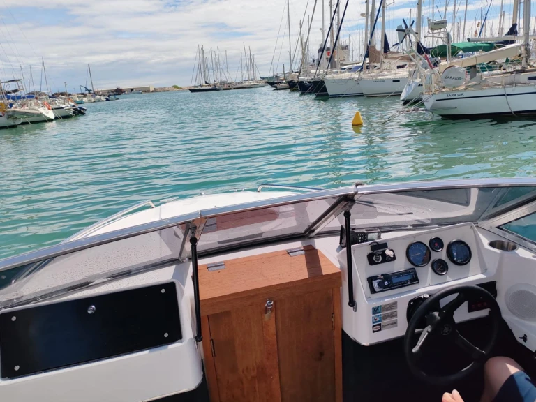 Bateau à moteur à louer à Vilanova i la Geltrú au meilleur prix