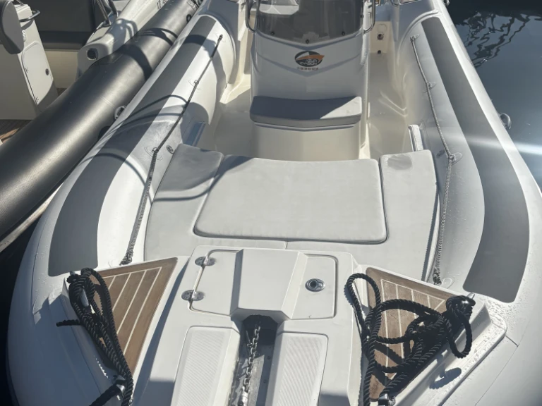 Semi-rigide à louer à Porto-Vecchio au meilleur prix