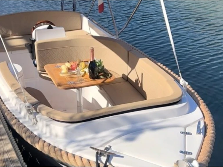 Louer Bateau à moteur avec ou sans skipper Kruger Delta à France