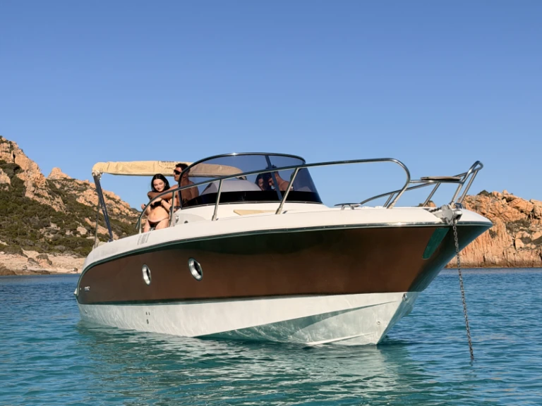 Louer Bateau à moteur avec ou sans skipper Sessa Marine à Poltu Quatu