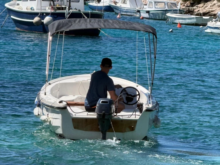 Louez un Adria Adria10 à Hvar