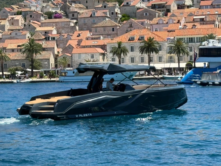 Bateau à moteur à louer à Hvar au meilleur prix