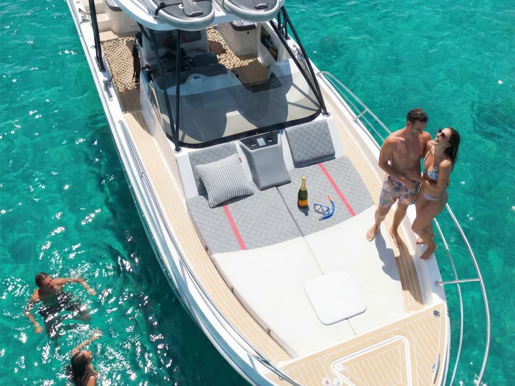 Louer Bateau à moteur avec ou sans skipper Saver à Portisco