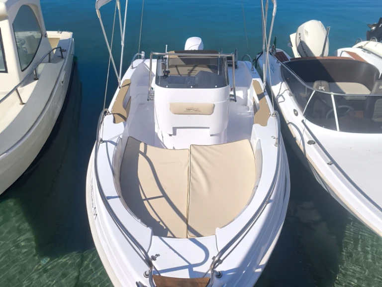 Location Bateau à moteur Blumax avec permis