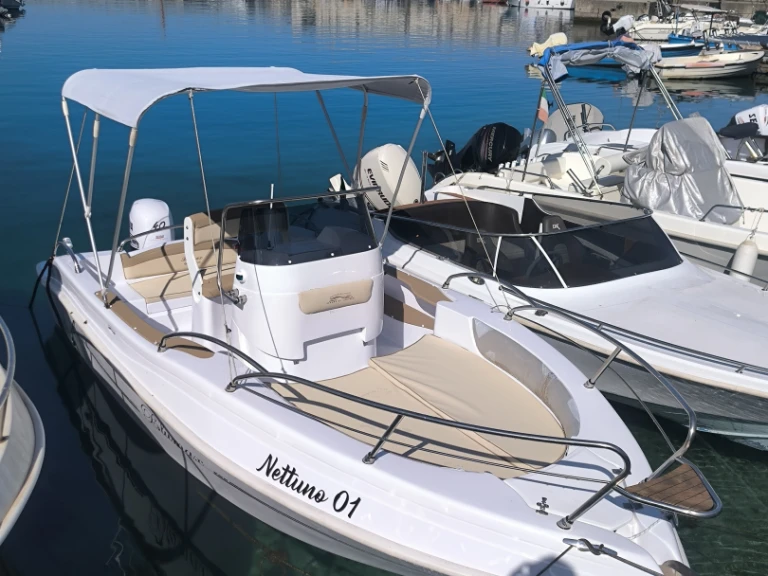 Bateau à moteur à louer à Palmi au meilleur prix