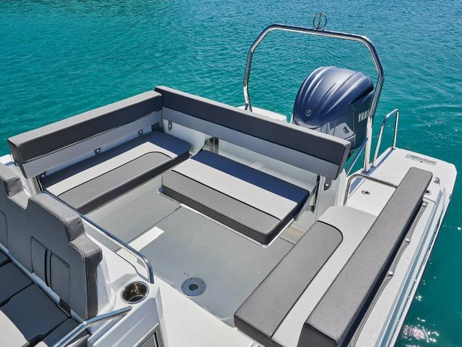 Louer Bateau à moteur avec ou sans skipper Jeanneau à Antibes