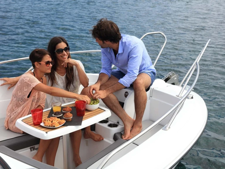 Location bateau Jeanneau Cap Camarat 7.5 BR à Antibes sur Samboat