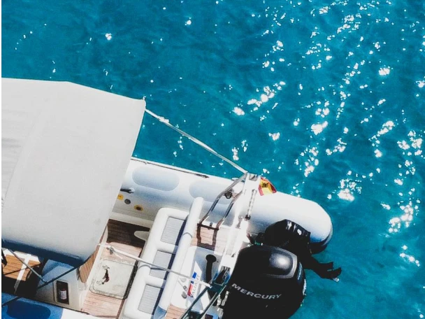 Louer Semi-rigide avec ou sans skipper Valiant à Sant Lluís