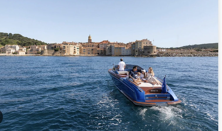 Location bateau Riva Aquariva 33 à Port de Saint Tropez sur Samboat