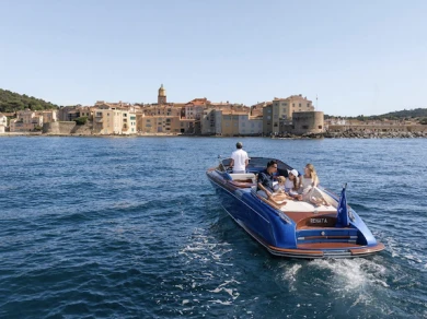 Location bateau Riva Aquariva 33 à Port de Saint Tropez sur Samboat