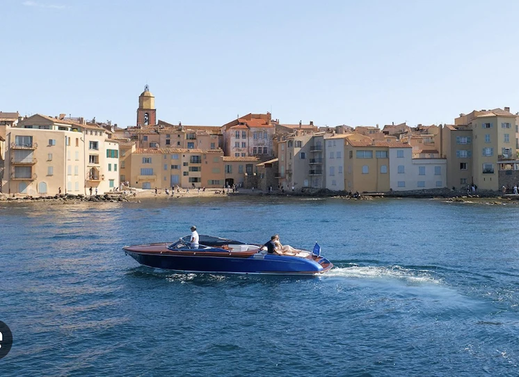 Louer Bateau à moteur avec ou sans skipper Riva à Port de Saint Tropez