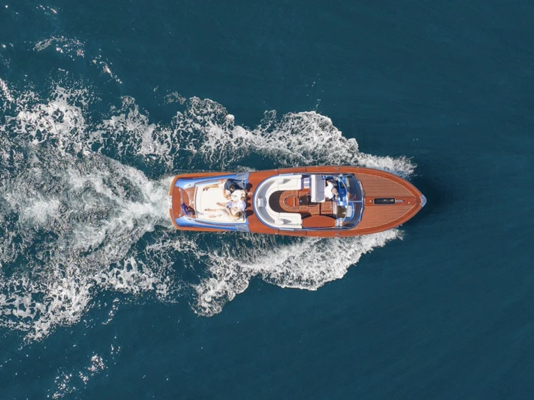 Bateau à moteur à louer à Port de Saint Tropez au meilleur prix