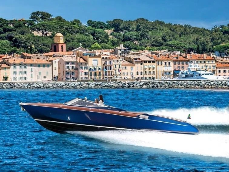 Bateau à moteur à louer à Port de Saint Tropez au meilleur prix