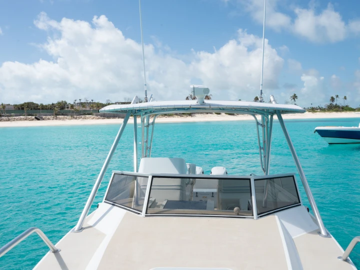 Louez un Intrepid Side Console à Nassau