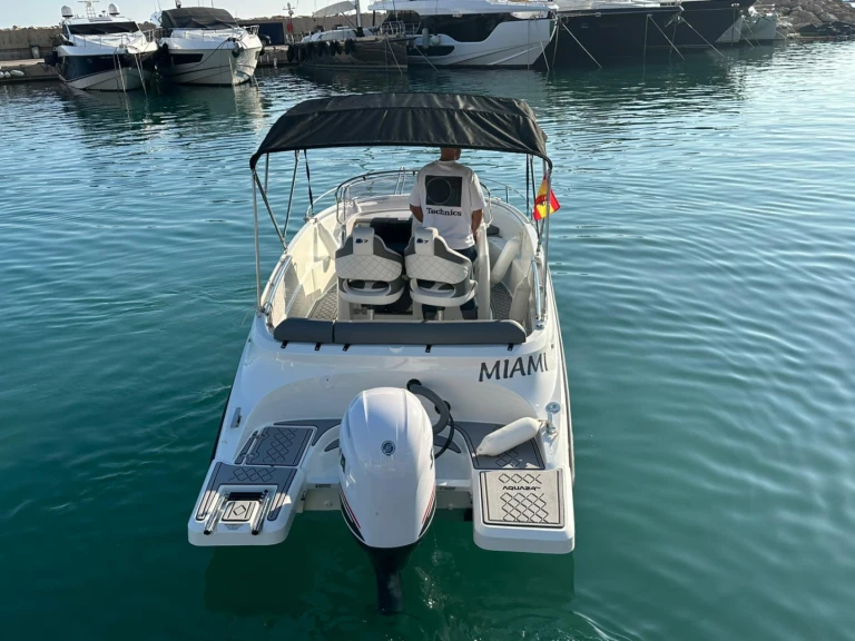 Location Bateau à moteur Astec avec permis
