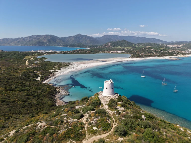 Louer Semi-rigide avec ou sans skipper Salpa à Villasimius