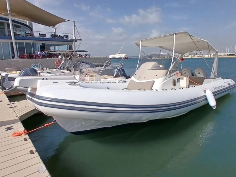 Louer Semi-rigide avec ou sans skipper Capelli à Portimão