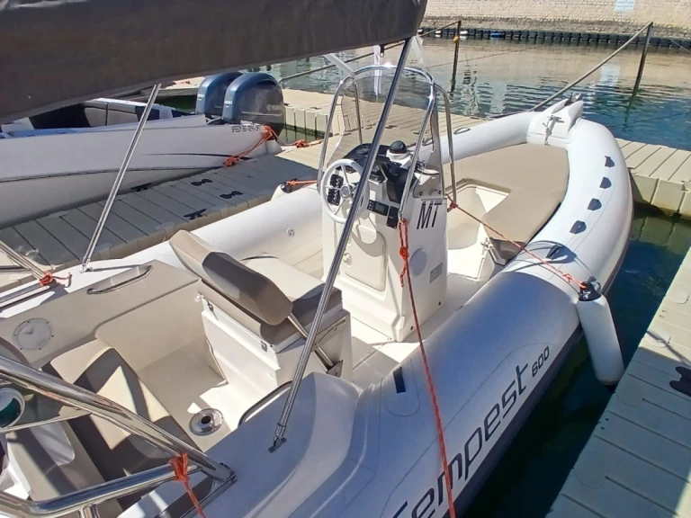 Louer Semi-rigide avec ou sans skipper Capelli à Portimão