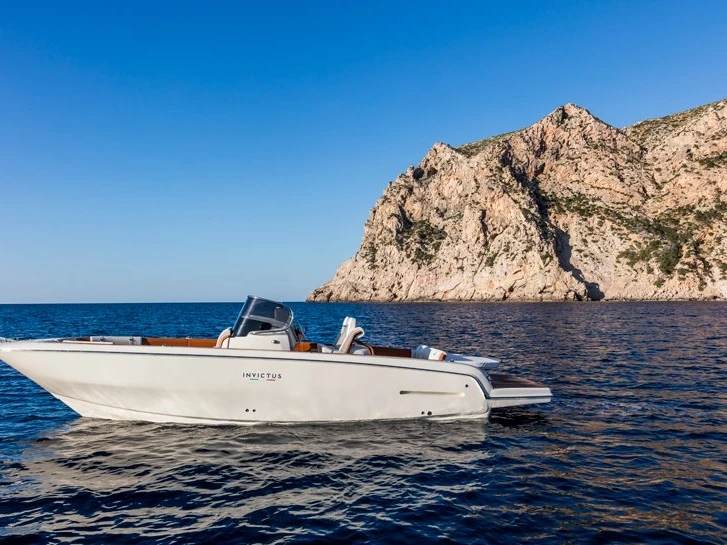 Louer Bateau à moteur avec ou sans skipper Invictus  à Portimão