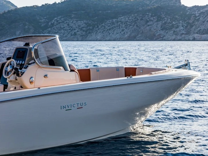 Location Bateau à moteur Invictus  avec permis