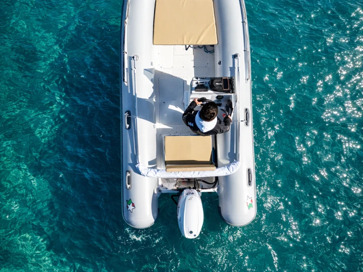 Novamarine RH460 a louer à Villasimius