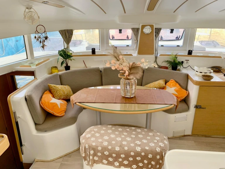 Location à Empuriabrava - Lagoon Lagoon 380 S2 sur SamBoat