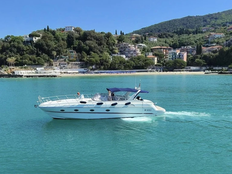 Bateau à moteur à louer à Porto Mirabello au meilleur prix