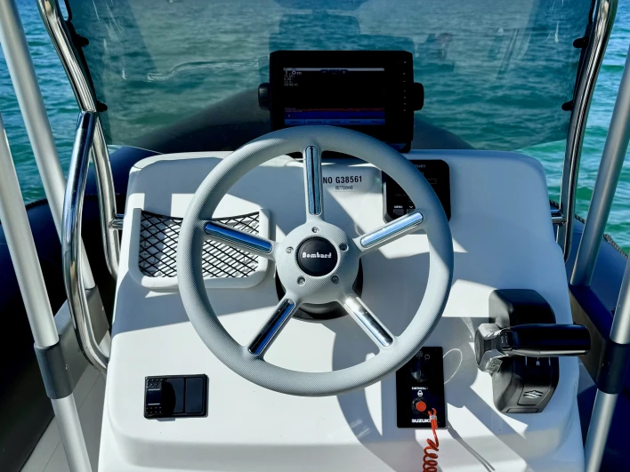 Bateau à moteur à louer à Aix-les-Bains au meilleur prix