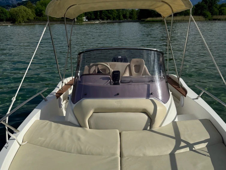 Bateau à moteur à louer à Aix-les-Bains au meilleur prix