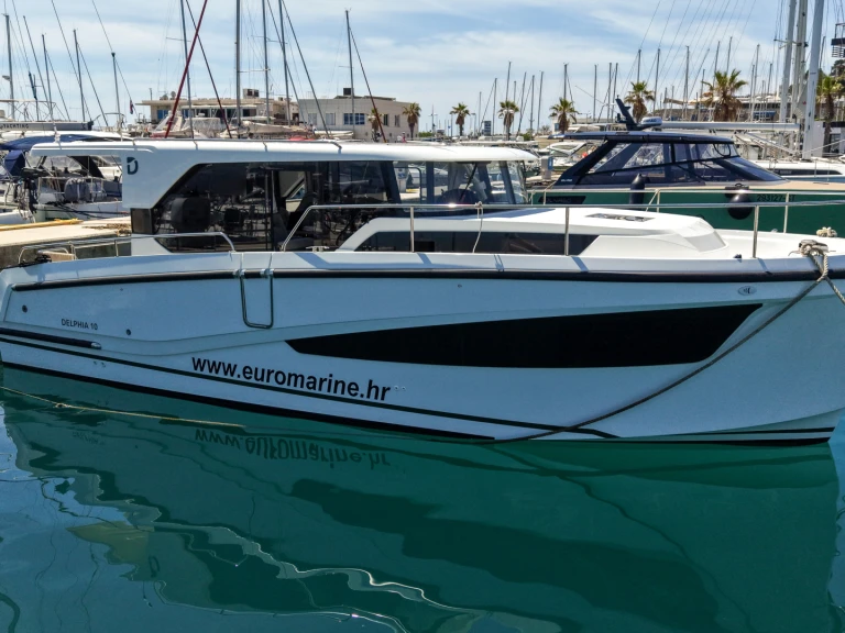 Louez un Delphia Delphia 10 Sedan à Split