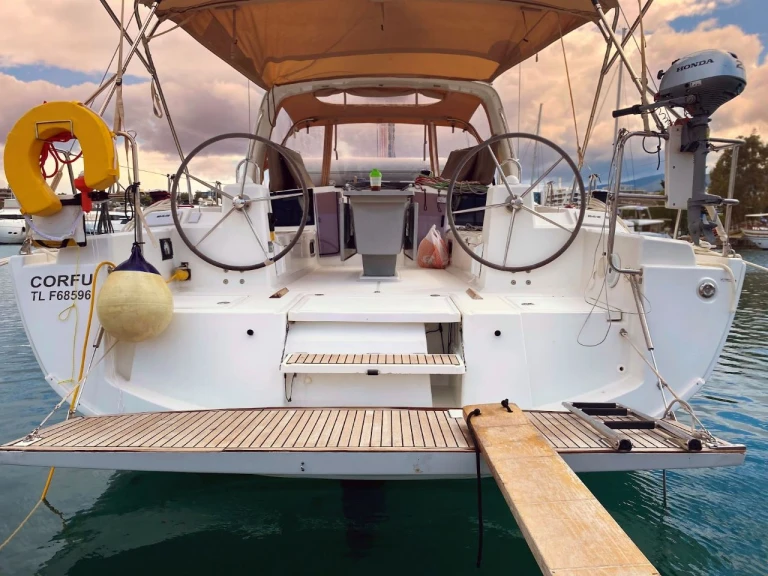 Louez un Bénéteau Oceanis 41.1 à Álimos
