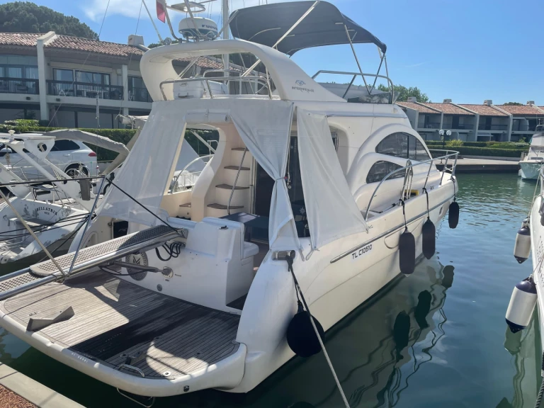 Location bateau Intermare 42 Fly à Port de Saint Tropez sur Samboat