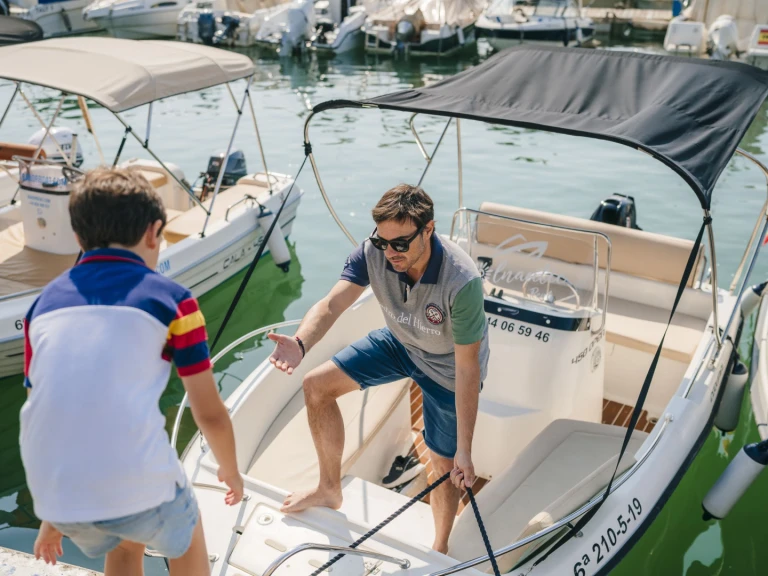 Louer Bateau à moteur avec ou sans skipper Karel à Benalmádena
