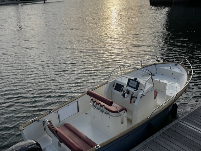 Bateau à moteur à louer à Lorient au meilleur prix