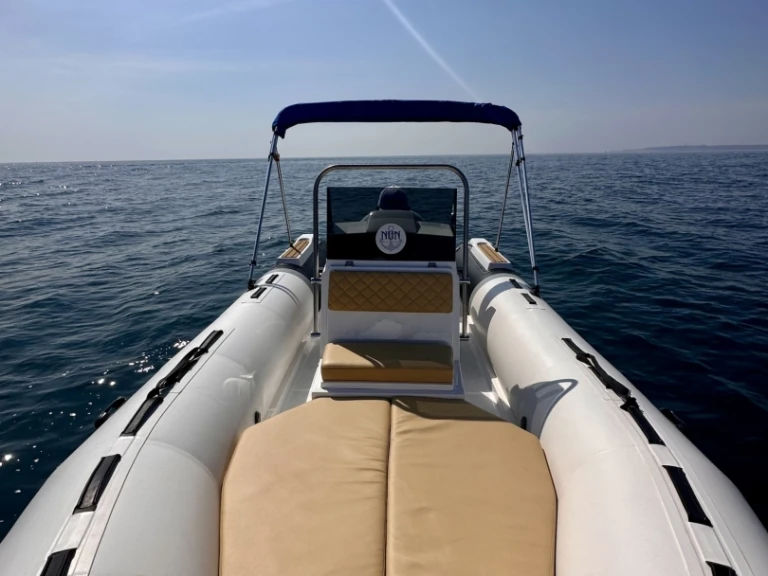 Semi-rigide à louer à Empuriabrava au meilleur prix