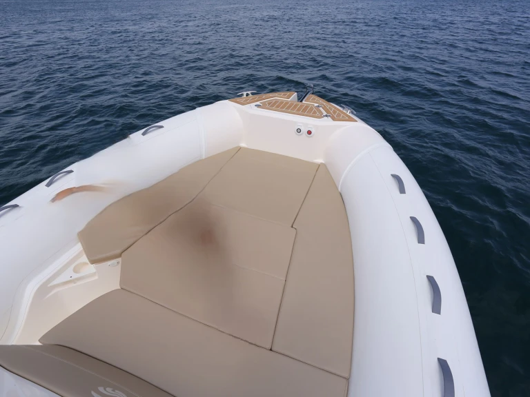 Location bateau Hyères pas cher capelli 800 sun