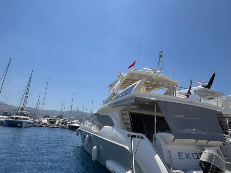 Location Bateau à moteur Azimut avec permis