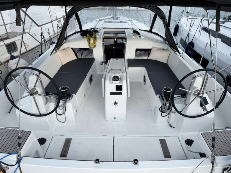 Location bateau Jeanneau Sun Odyssey 490 à Puntone sur Samboat