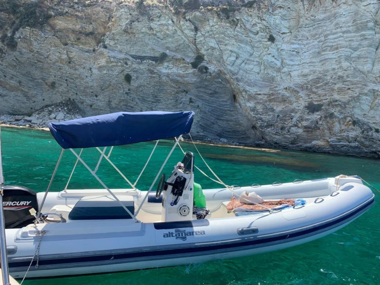 Semi-rigide à louer à Castellammare del Golfo au meilleur prix