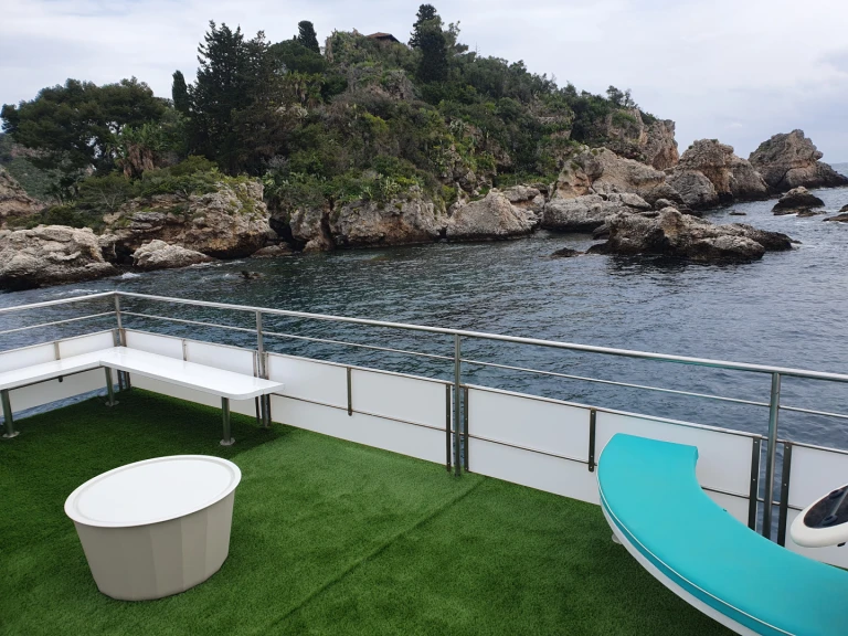 Louer Bateau à moteur avec ou sans skipper monstes à Porto di Giardini