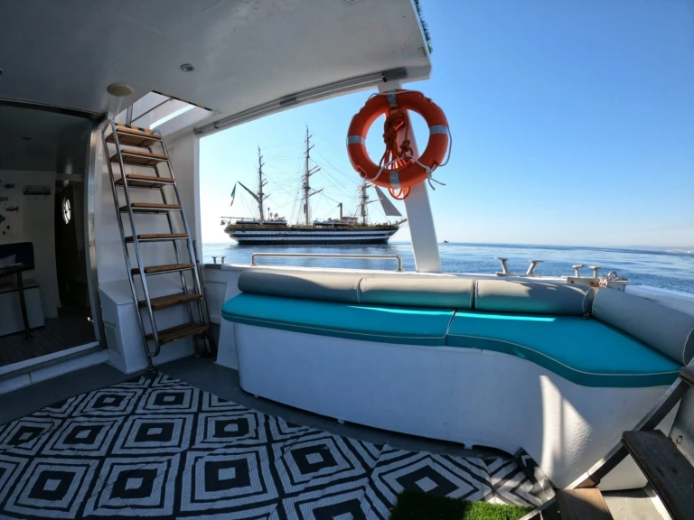 Bateau à moteur à louer à Porto di Giardini au meilleur prix