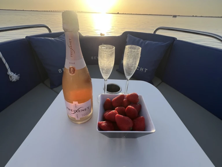 Location Bateau à moteur Bey Yacht avec permis