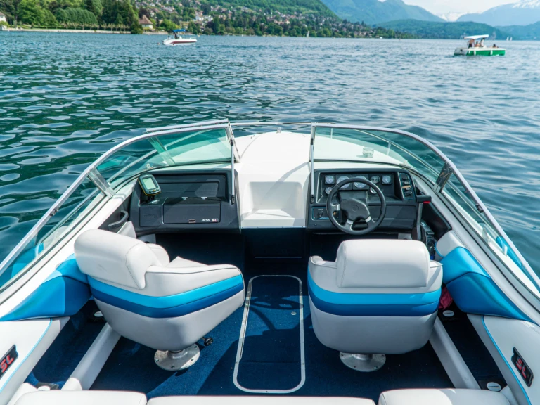Bateau à moteur à louer à Annecy au meilleur prix