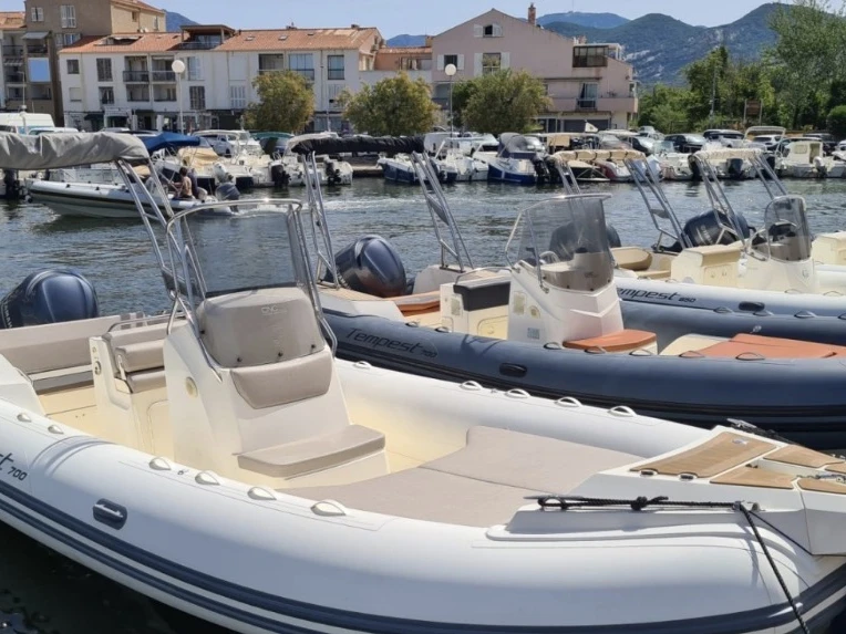 Louer Semi-rigide avec ou sans skipper Capelli à France