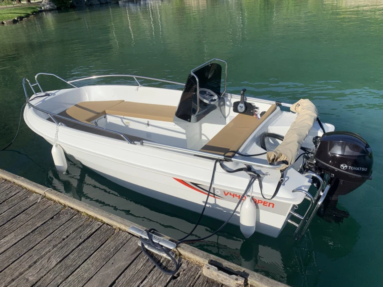 Bateau à moteur à louer à Annecy au meilleur prix