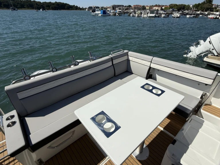 Louez un Jeanneau Merry Fisher 895 Cruiser à Medulin