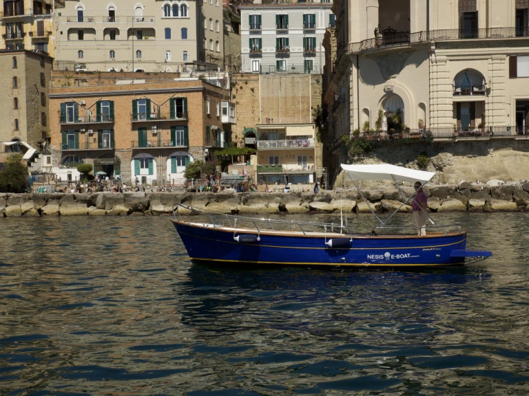 Location bateau nesis full electric freedom23 à Naples sur Samboat
