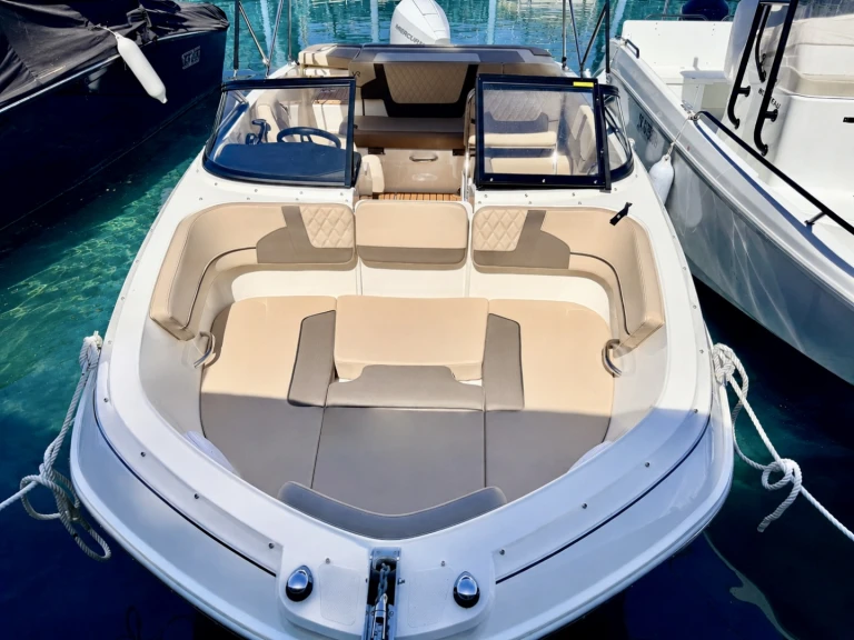 Louer Bateau à moteur avec ou sans skipper Bayliner à France