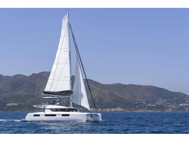 Louer Catamaran avec ou sans skipper Lagoon à Álimos