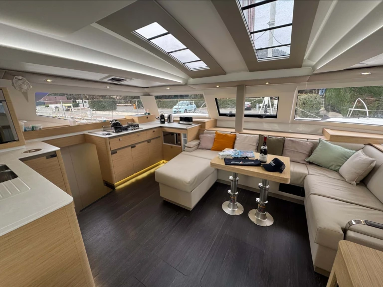 Location bateau Fountaine Pajot Elba 45 S à Cogolin sur Samboat